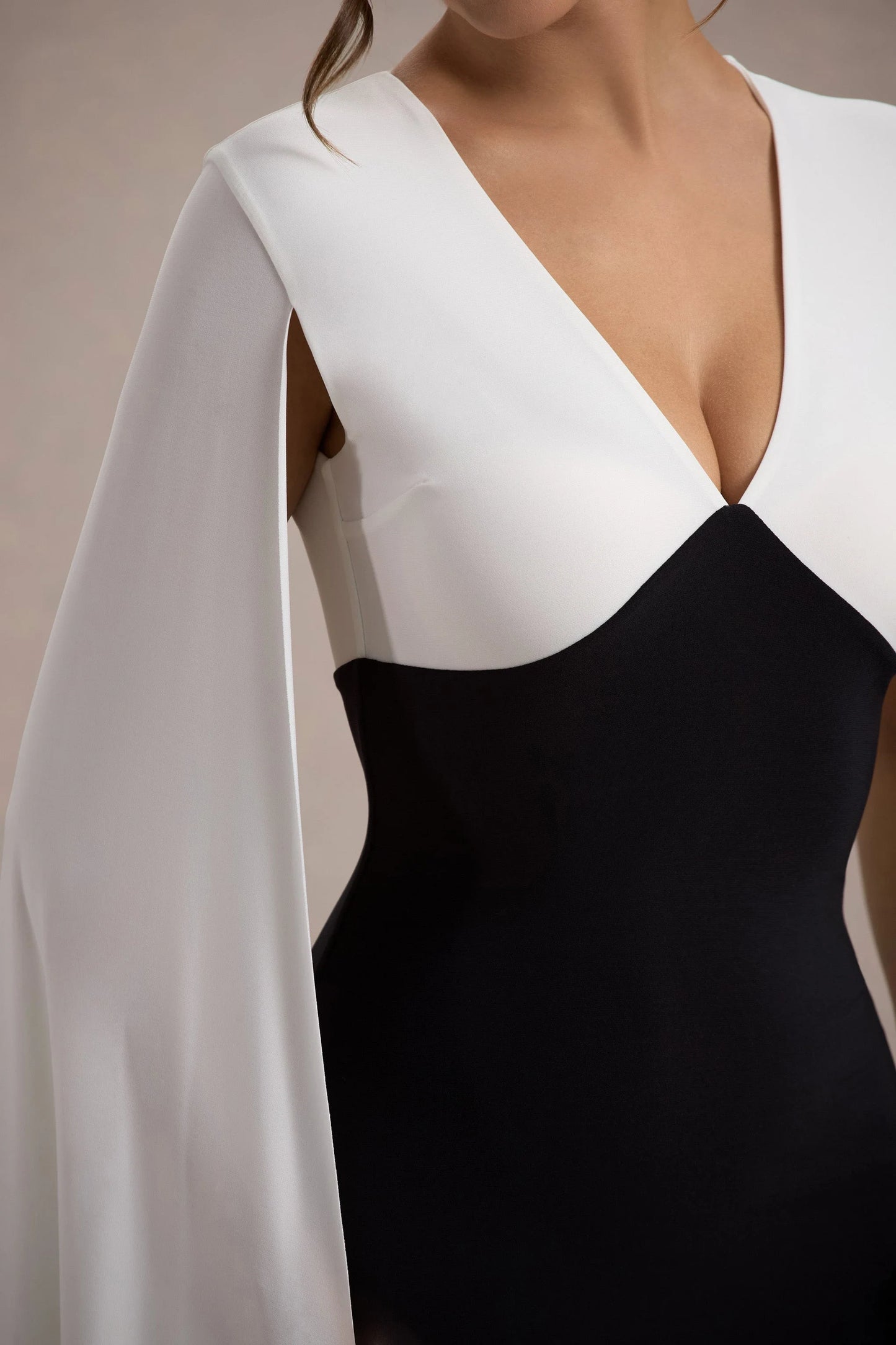 Grace Kelly | Black & White Plunge-Neck Maxi Dress With Cape Sleeves